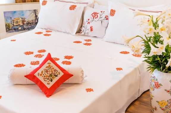 King size duvet cover embroidered with coral